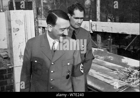 Adolf Hitler e Rudolf Hess si visita il palazzo del Führer edifici di Monaco di Baviera, Germania, 1936. Artista: sconosciuto Foto Stock