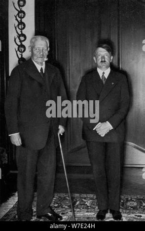 Il Presidente tedesco Paul von Hindenburg e il cancelliere Adolf Hitler, C1933-c1934. Artista: sconosciuto Foto Stock