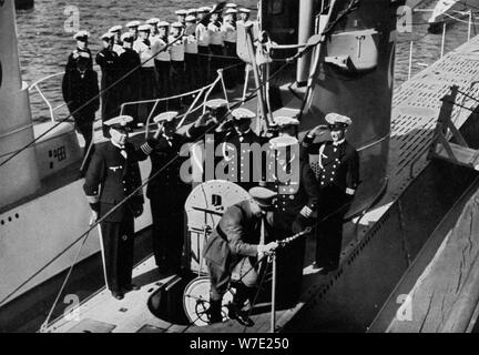 Adolf Hitler di ispezionare il primo tedesco di U-boat a Kiel, Germania, Agosto 1935. Artista: sconosciuto Foto Stock