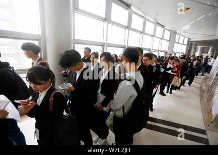 Il Cinese in cerca di lavoro in coda fino ad avere un colloquio con intervistatori in cerca di occupazione nel settore finanziario a una fiera del lavoro in Cina a Shanghai, 16 Ottobre Foto Stock