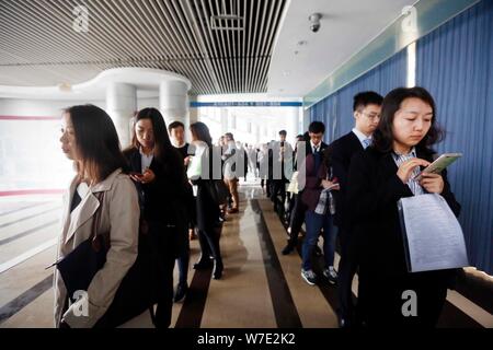 Il Cinese in cerca di lavoro in coda fino ad avere un colloquio con intervistatori in cerca di occupazione nel settore finanziario a una fiera del lavoro in Cina a Shanghai, 16 Ottobre Foto Stock