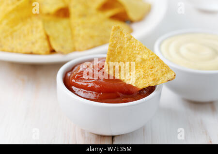 Close up messicano di nachos patate fritte con ketchup su bianco tavolo in legno Foto Stock