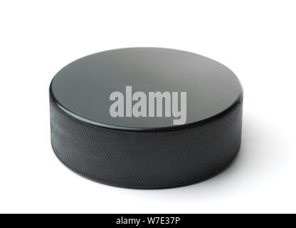 Black Ice hockey puck isolato su bianco Foto Stock