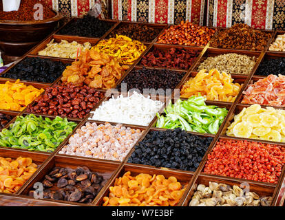 In prossimità di vari frutti essiccati in stallo il mercato asiatico Foto Stock