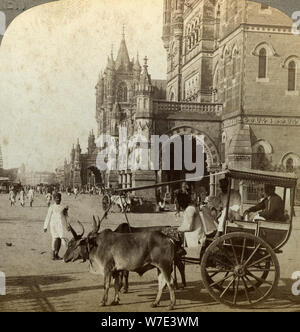 "Ekka', al di fuori di Victoria Station, Bombay, India, c1900s(?).Artista: Underwood & Underwood Foto Stock