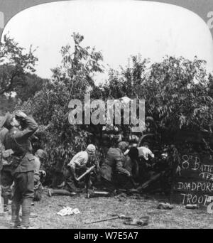 British gunners indossare le maschere come protezione contro gas Tedesco conchiglie, guerra mondiale I, C1914-c1918. Artista: realistico Viaggi Editori Foto Stock