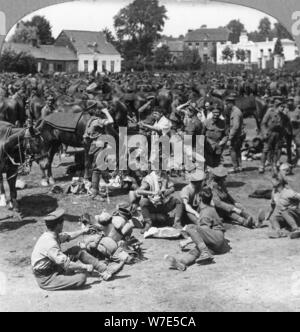 British soldati di cavalleria di riposo in un villaggio francese, guerra mondiale I, C1914-c1918. Artista: realistico Viaggi Editori Foto Stock