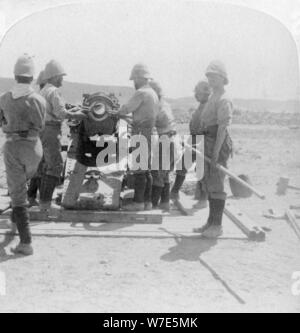 Mettere un guscio un assedio pistola treno presso il fiume Modder, Sud Africa, guerra boera, 1900. Artista: Underwood & Underwood Foto Stock