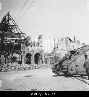 Serbatoio britannico di fronte di edifici in rovina, Peronne, Francia, guerra mondiale I, C1916-c1918. Artista: Nightingale & Co Foto Stock