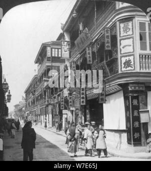 Per la strada delle case da tè, Shanghai, Cina, 1901. Artista: Underwood & Underwood Foto Stock