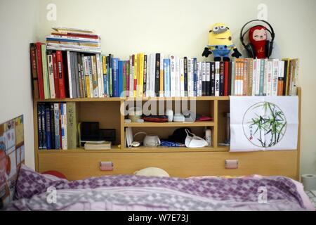 Vista interna di una camera dormitorio degli studenti sposati dal Nankai University di Tianjin, Cina, 30 ottobre 2017. Una raffica di discussione online e Foto Stock