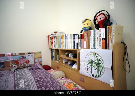 Vista interna di una camera dormitorio degli studenti sposati dal Nankai University di Tianjin, Cina, 30 ottobre 2017. Una raffica di discussione online e Foto Stock