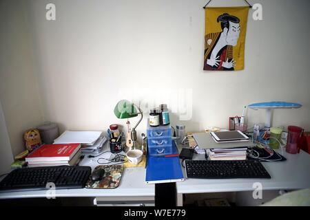 Vista interna di una camera dormitorio degli studenti sposati dal Nankai University di Tianjin, Cina, 30 ottobre 2017. Una raffica di discussione online e Foto Stock