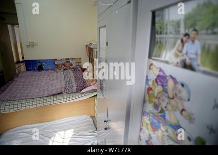 Vista interna di una camera dormitorio degli studenti sposati dal Nankai University di Tianjin, Cina, 30 ottobre 2017. Una raffica di discussione online e Foto Stock