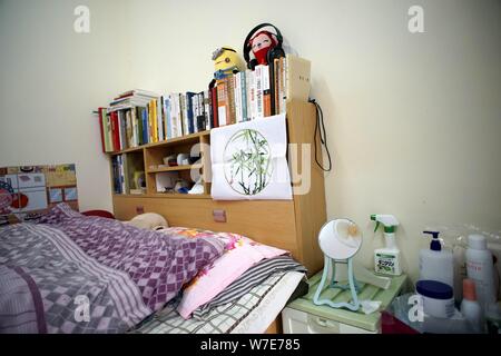 Vista interna di una camera dormitorio degli studenti sposati dal Nankai University di Tianjin, Cina, 30 ottobre 2017. Una raffica di discussione online e Foto Stock