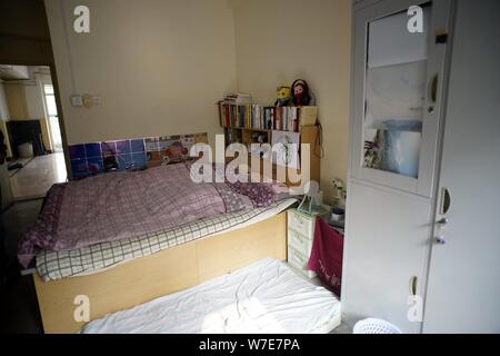 Vista interna di una camera dormitorio degli studenti sposati dal Nankai University di Tianjin, Cina, 30 ottobre 2017. Una raffica di discussione online e Foto Stock