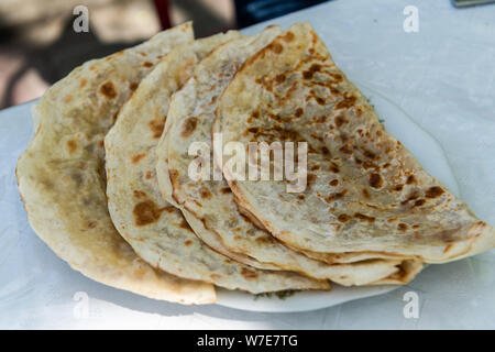 Piastra di azerbaijani qutabs con verdure e carne in riempimento Sheki, Azerbaigian. Foto Stock