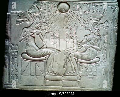 Rilievo egiziano di Akhenaten e Nefertiti mantenendo le loro figlie del XIV secolo A.C. Artista: sconosciuto Foto Stock