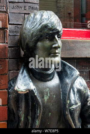 Un primo piano della statua di John Lennon fuori dal Cavern Pub in Mathew Street a Liverpool Foto Stock