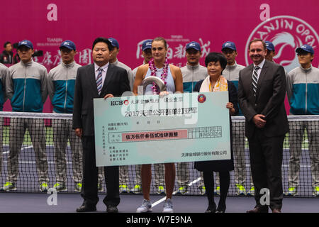 Primo runner-up Aryna Sabalenka della Bielorussia pone con il suo trofeo alla cerimonia di consegna del premio dopo essere stato sconfitto da Maria Sharapova Russia delle donne" Foto Stock