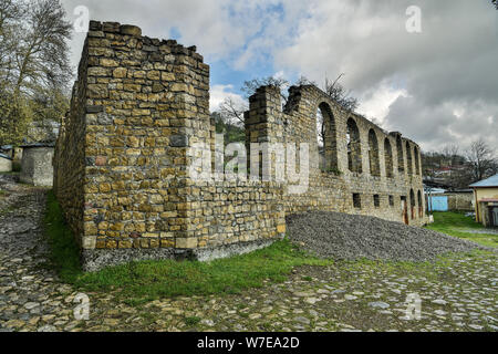 Resti di un edificio storico sulla piazza principale di insediamento Basqal della regione Ismailli di Azerbaigian. Foto Stock