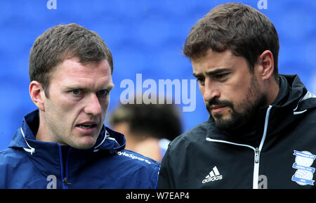 Birmingham City Il giocatore coach Craig Gardner parla con custode Manager Pep Clotet Foto Stock