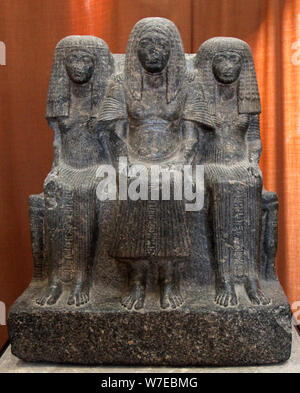 Statua di Amenemheb, governatore di Tebe, con sua moglie e madre, xiv secolo A.C. Artista: sconosciuto Foto Stock