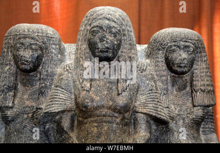 Statua di Amenemheb, governatore di Tebe, con sua moglie e madre, xiv secolo A.C. Artista: sconosciuto Foto Stock