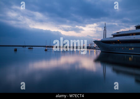 Paesaggio: Italia, in Toscana al tramonto Viareggio porto turistico Foto Stock