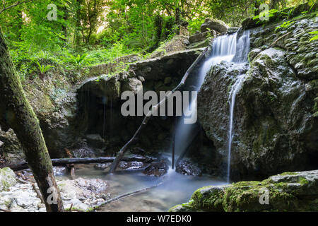 Paesaggio: Italia, cascate sul torrente vicino Firenze - una lunga esposizione Foto Stock