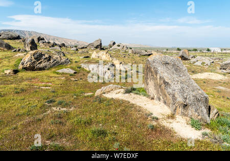 Paesaggio in Kichikdash area di Gobustan, Azerbaigian, con pile di Boulder. Foto Stock