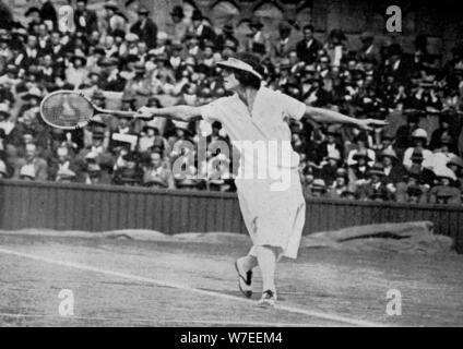 Helen Wills giocando la sua prima finale a Wimbledon contro Kathleen McKane, 1924. Artista: Tropical premere Foto Stock