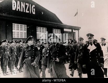 Nazi Vice Führer Rudolf Hess visitando la città libera di Danzica, 1930s. Artista: sconosciuto Foto Stock