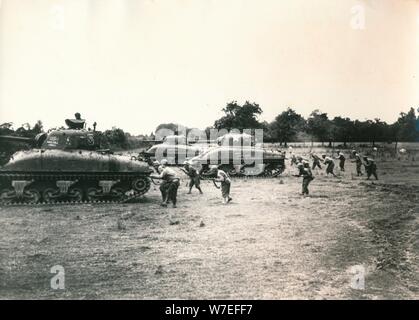 Serbatoio di americani e truppe Périers attacco, Normandia, luglio 1944. Artista: sconosciuto Foto Stock