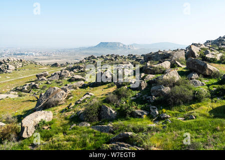 Paesaggio in Kichikdash area di Gobustan, Azerbaigian, con pile di Boulder. Foto Stock