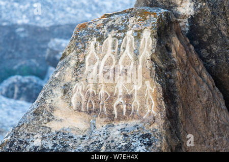 Antica petroglyph raffiguranti figure umane in Gobustan, Azerbaigian. Foto Stock