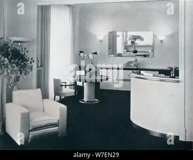 'Bar angolo di una sala da pranzo progettato da Jacques Adnet', C1940. Artista: sconosciuto. Foto Stock