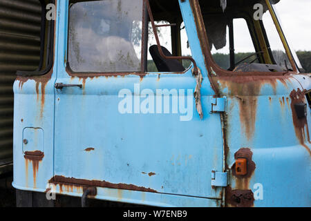 A decadimento abbandonati blu carrello Robur all'aperto, Germania Foto Stock