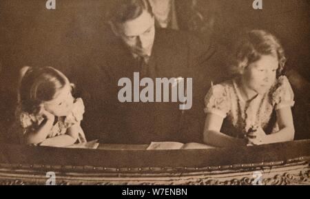 Il Duca di York e principesse Elisabetta e Margaret presso la pantomima, 6 febbraio 1935. Artista: sconosciuto. Foto Stock