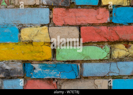 Arcobaleno colorato muro di mattoni in background. Trama ruvida. Abstract background. Sfondo grunge Foto Stock