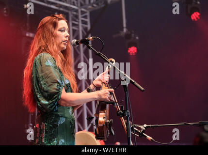 Kathryn Tickell e l'inscurimento performanti a Wickham Festival, Wickham, UK. Agosto 2, 2019 Foto Stock