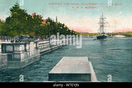 "Di Londra, il Tamigi Embankment - Mostra la Naval Training volontariato nave H.M.S. La poiana', 1907. Artista: sconosciuto. Foto Stock