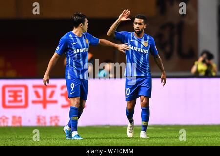 Italian-Brazilian calciatore Eder Citadin Martins, noto semplicemente come Eder, sinistra, di Jiangsu Suning celebra con il calcio brasiliano player Alex Teixeira dopo punteggio contro Guangzhou R&F nel loro ventunesimo partita durante il 2019 Chinese Football Association Super League (CSL) nella città di Guangzhou, Cina del sud della provincia di Guangdong, 2 agosto 2019. Guangzhou R&F svolto disegnare di Jiangsu Suning 2-2. Foto Stock