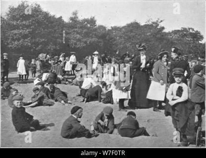 La buca di sabbia, Victoria Park, Londra, c1900 (1901). Artista: sconosciuto. Foto Stock