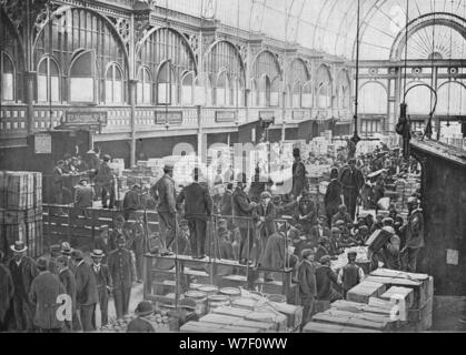 Aste di frutta al mercato di Covent Garden, Londra, c1901 (1901). Artista: sconosciuto. Foto Stock