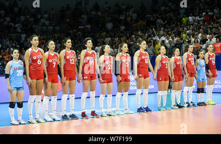 La Turchia donne nazionale della squadra di pallavolo line up durante il 2019 FIVB femminile di pallavolo Intercontinental qualificazione olimpica torneo contro la Cina nella città di Ningbo, Cina orientale della provincia di Zhejiang, 4 agosto 2019. La Cina ha vinto la partita contro la Turchia con 3-0 al 2019 FIVB femminile di pallavolo Intercontinental Qualificazione Olimpica e il torneo ha vinto la qualifica per partecipare ai giochi della XXXII Olimpiade, o noto come Tokyo 2020, nella città di Ningbo, Cina orientale della provincia di Zhejiang, 4 agosto 2019. Foto Stock