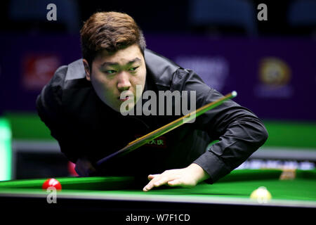 Yan Bingtao di Cina ritiene che un colpo di Alfie onere di Inghilterra nel heldover corrispondere durante il 2019 World Snooker Championship internazionale nella città di Daqing, a nord-est della Cina di Provincia di Heilongjiang, 4 agosto 2019. Yan Bingtao sconfitto onere Alfie 6-1. Foto Stock