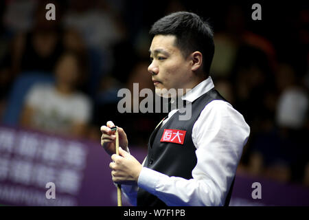 Ding Junhui della Cina i gessi spunto come egli ritiene che un colpo di Simon Lichtenberg della Germania nella heldover corrispondere durante il 2019 World Snooker Championship internazionale nella città di Daqing, a nord-est della Cina di Provincia di Heilongjiang, 4 agosto 2019. Ding Junhui sconfitto Simon Lichtenberg 6-5. Foto Stock