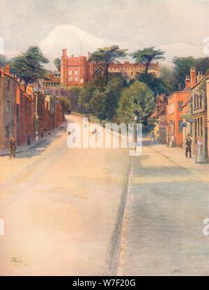 "Castle Street, Farnham', 1911, (1914). Artista: James Ogilvy s. Foto Stock