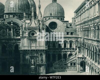 Cortile del Palazzo Ducale di Venezia, 1927. Artista: Eugen Poppel. Foto Stock